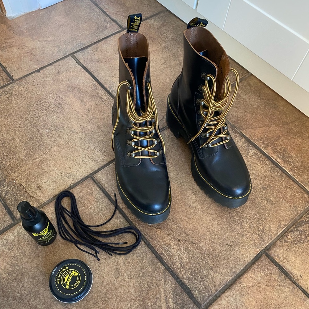 Almost new Dr Martens Leona + comfort insole + shoe care kit + 2 shoe laces sets
